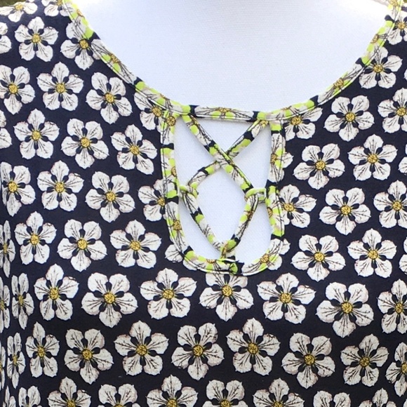 Feminine and flirty Max Studios size M boho tunic top - Picture 2 of 7